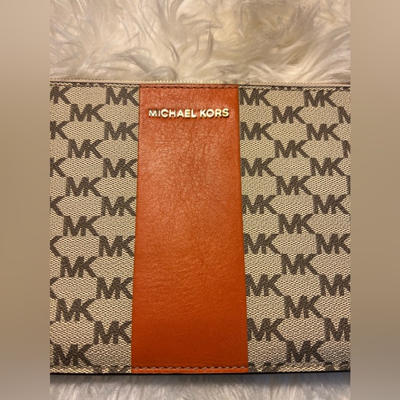 Michael Kors, orange and tan clutch with zipper. In great condition. LIKE NEW!! - Picture 3 of 13